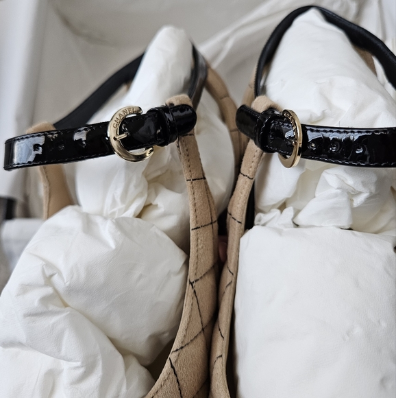 Chanel kidskin quilted patent cap Mary Jane's in beige and black - Picture 2 of 16